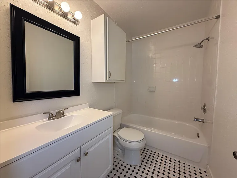1801 Cortlandt St #17 — Photo 24