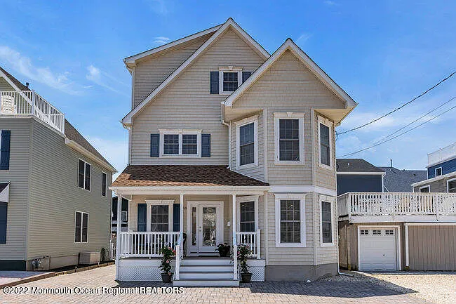 3 bed, 2.5 bath, 2600 sqft, $6,000 — Photo 1