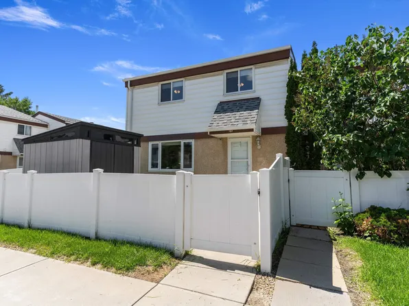 14F Twin Ter NW, Edmonton, AB T6K 1V4