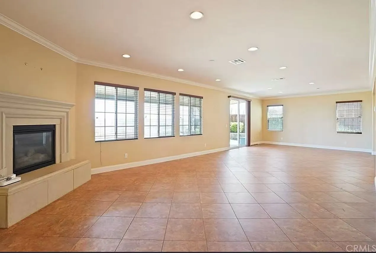 5 bed, 3.5 bath, 3302 sqft, $4,750 — Photo 2