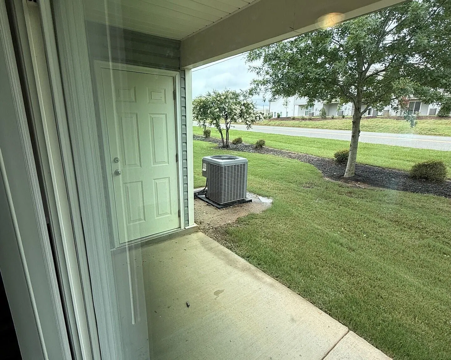 3 bed, 2.5 bath, 1447 sqft, $1,550 — Photo 4