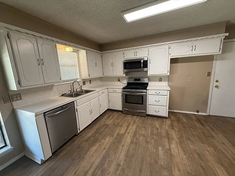 2200 Hickory Dr SW — Photo 3