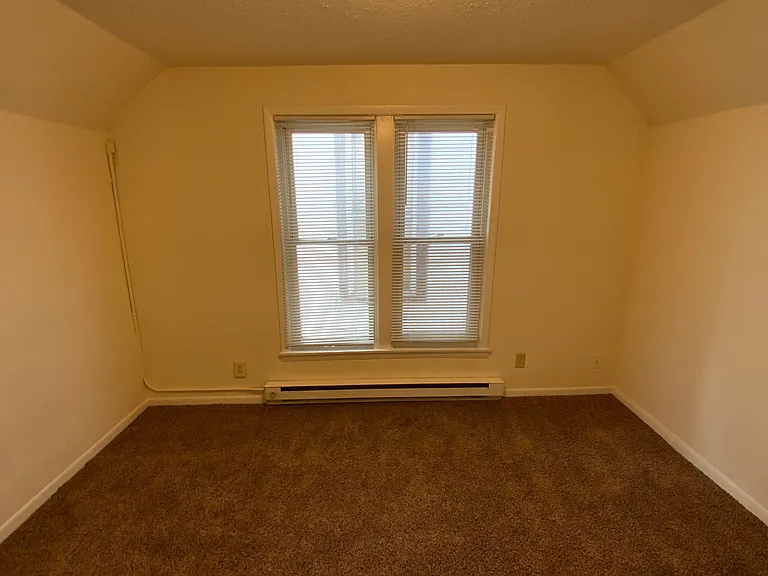 3 bed, 1.0 bath, 580 sqft, $1,150 — Photo 37