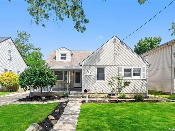 825 Broadway, Westbury, NY 11590