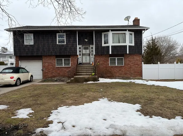 337 Vernon St, Dix Hills, NY 11746