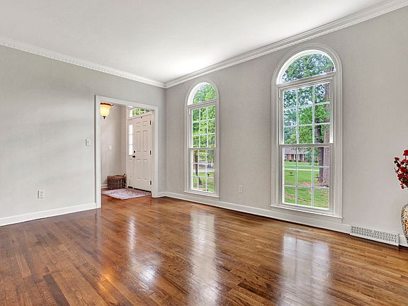 2nd image of 120 Wendover Rd