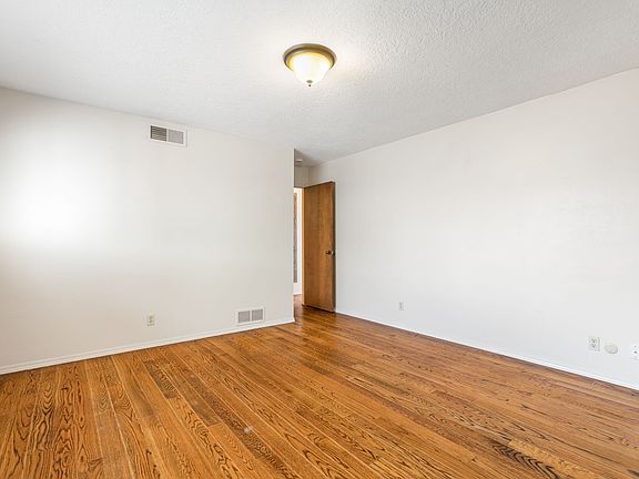 3rd image of 901 Santa Ana Ave SE