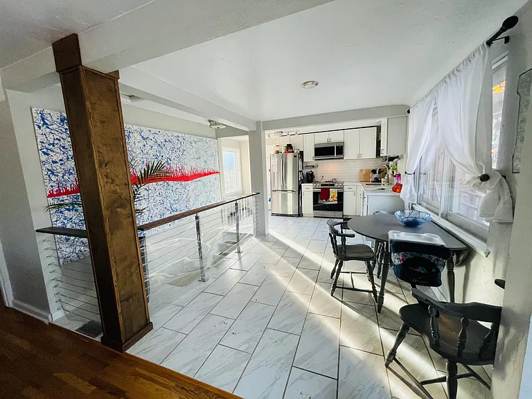 403 E Prospect Rd — Photo 4