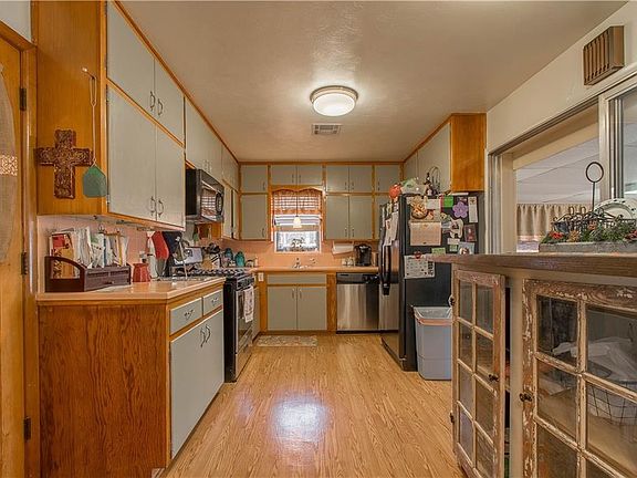 5th image of 16 Burk Dr