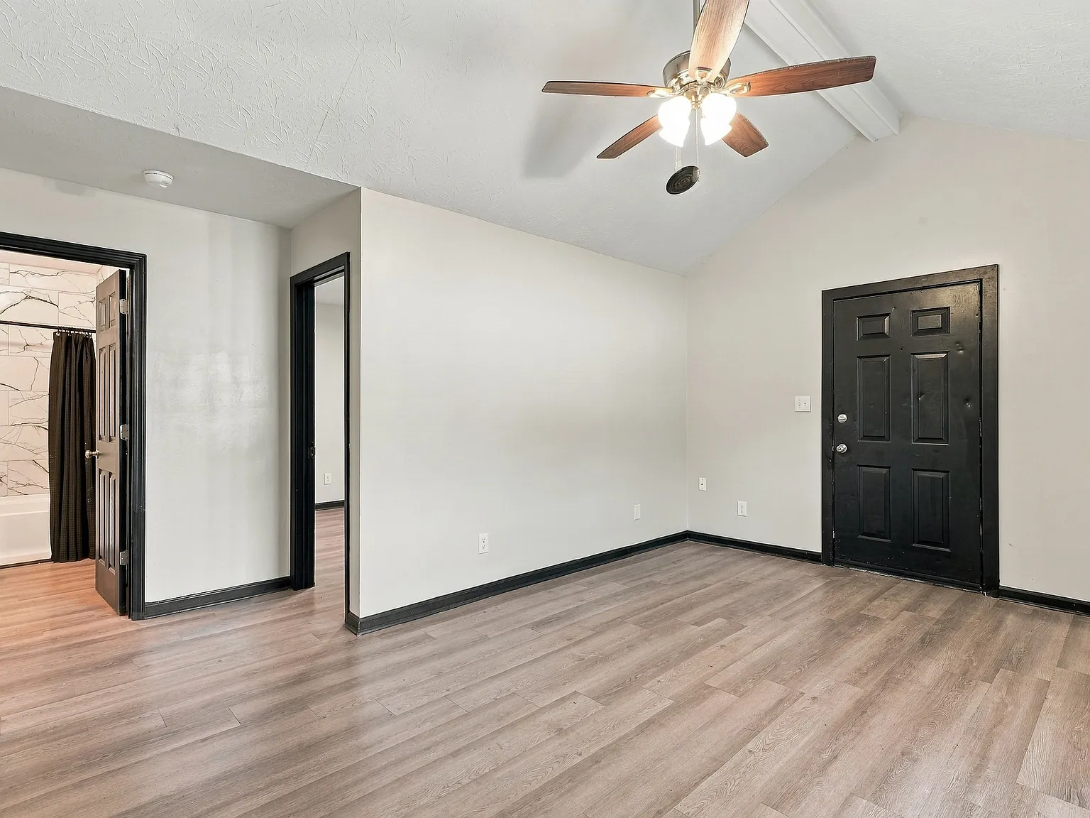 3 bed, 984 sqft, $1,350 — Photo 4