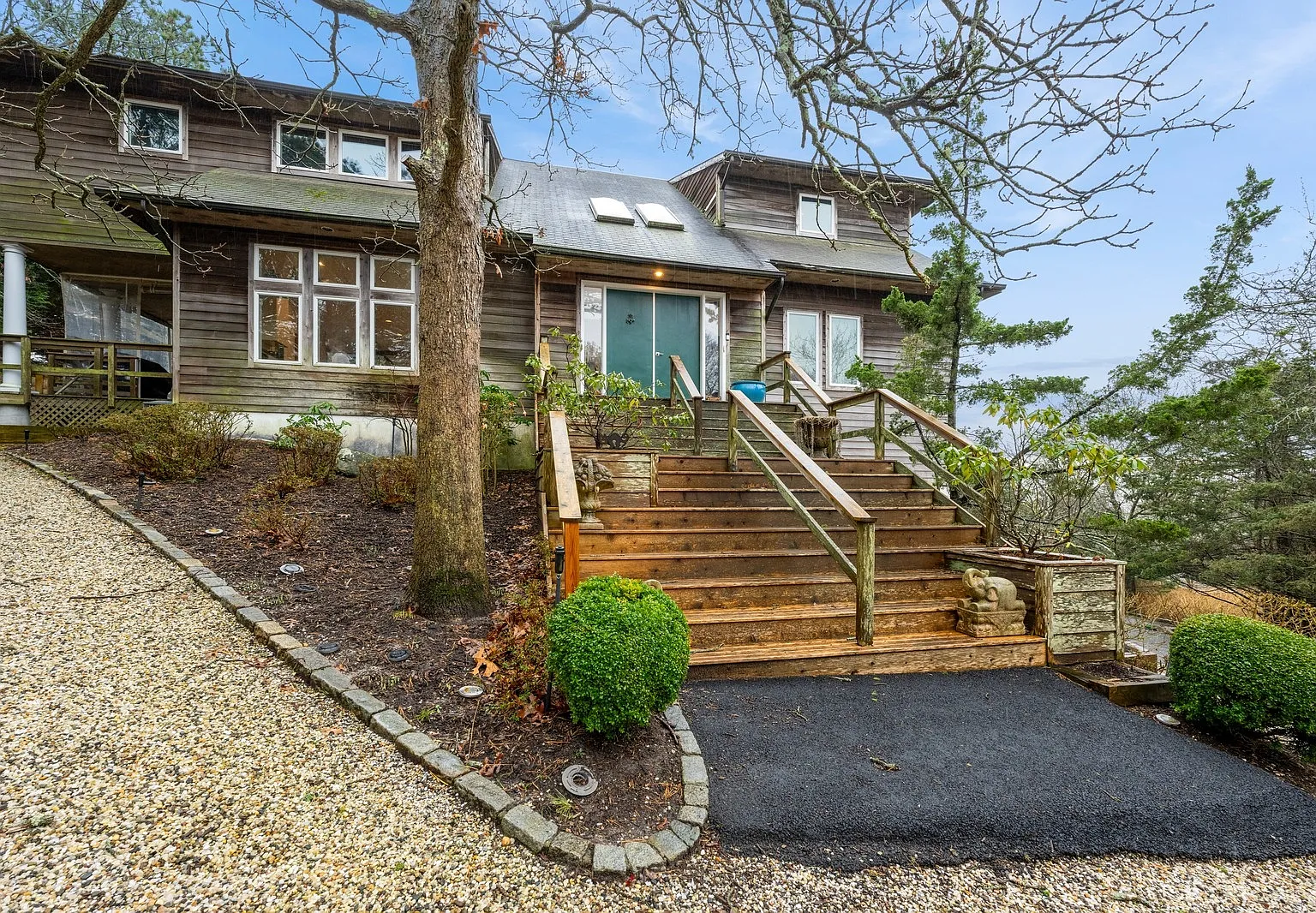 Very Private Waterfront With Pool and Tennis — Photo 1