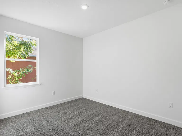 1209 W 15th St — Photo 16