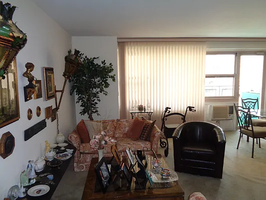 Sold by Thomas Lipovetsky, LREB | media 38