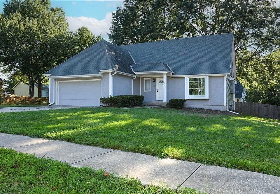 1st image of 1016 SE Oak Hill Dr