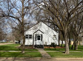 302 S Grove St, Hebron, ND 58638