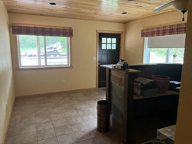 10012 Strawberry Lake Rd — Photo 8