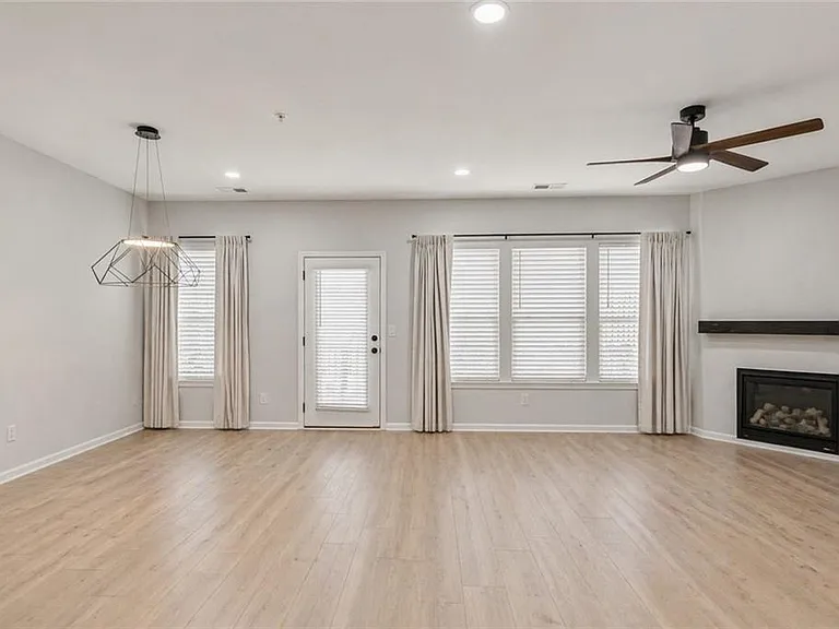 1339 Endicott Ct — Photo 13