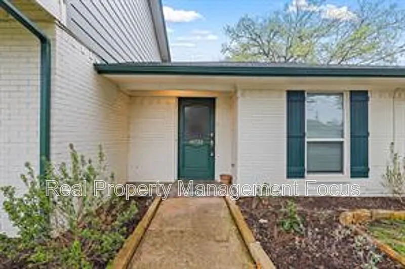 3 bed, 2.5 bath, 2091 sqft, $2,395 — Photo 3