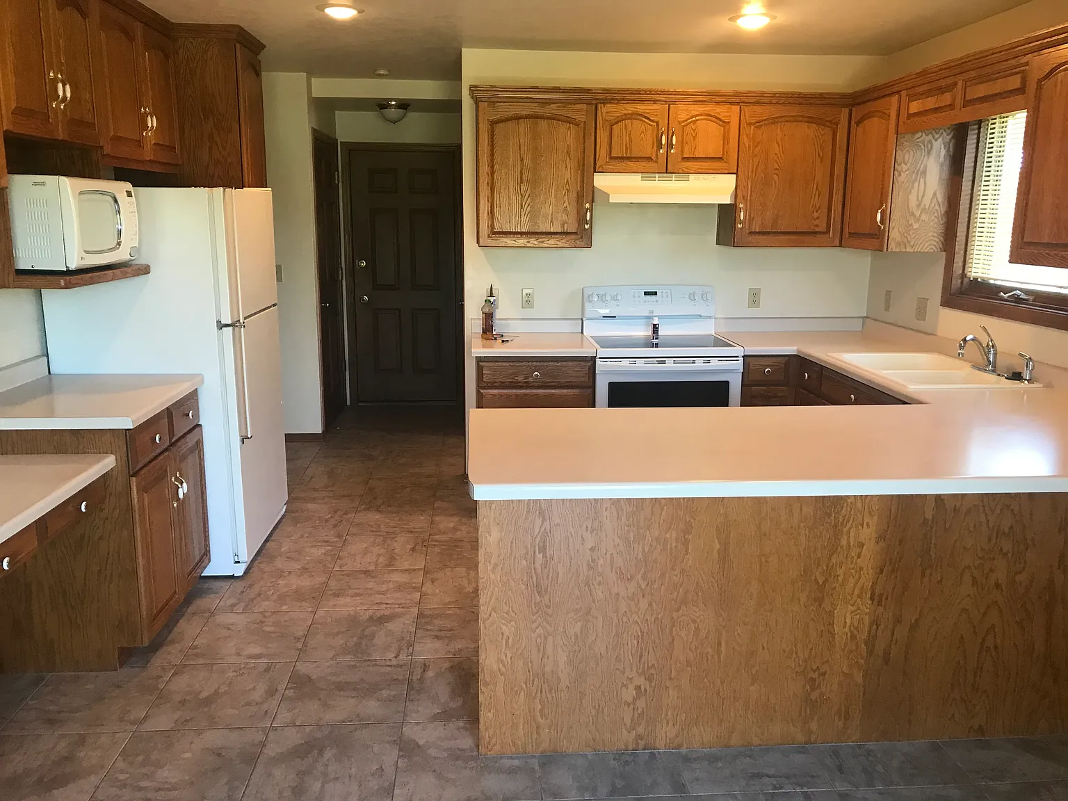 3 bed, 1.5 bath, 1600 sqft, $2,275 — Photo 2