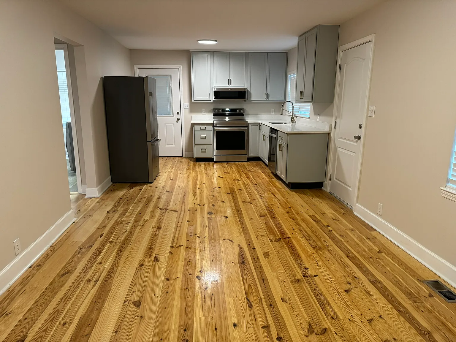 1 bed, 900 sqft, $1,100 — Photo 4