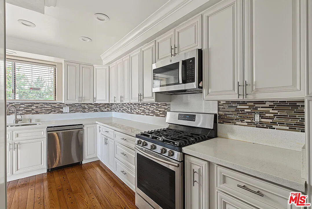 5 bed, 4.0 bath, 3136 sqft, $5,700 — Photo 4