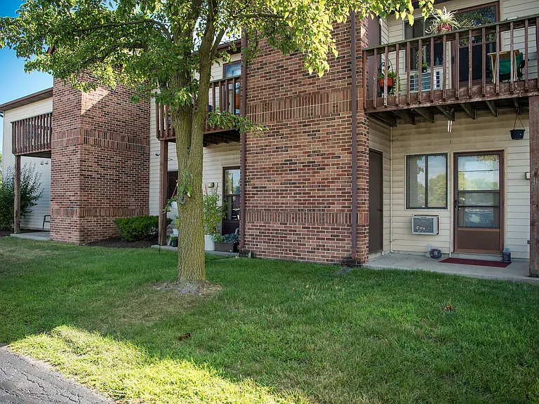 Brentwood Park Apartments — Photo 6