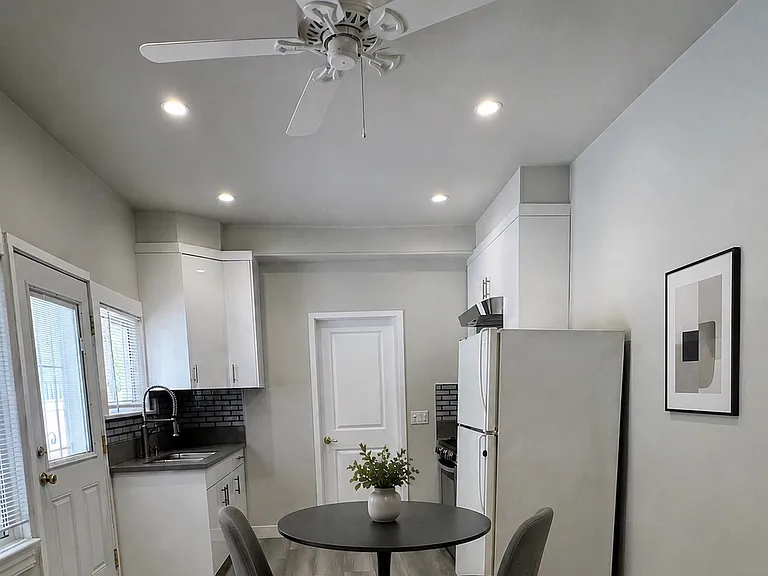 304 N Kenwood St #C — Photo 6
