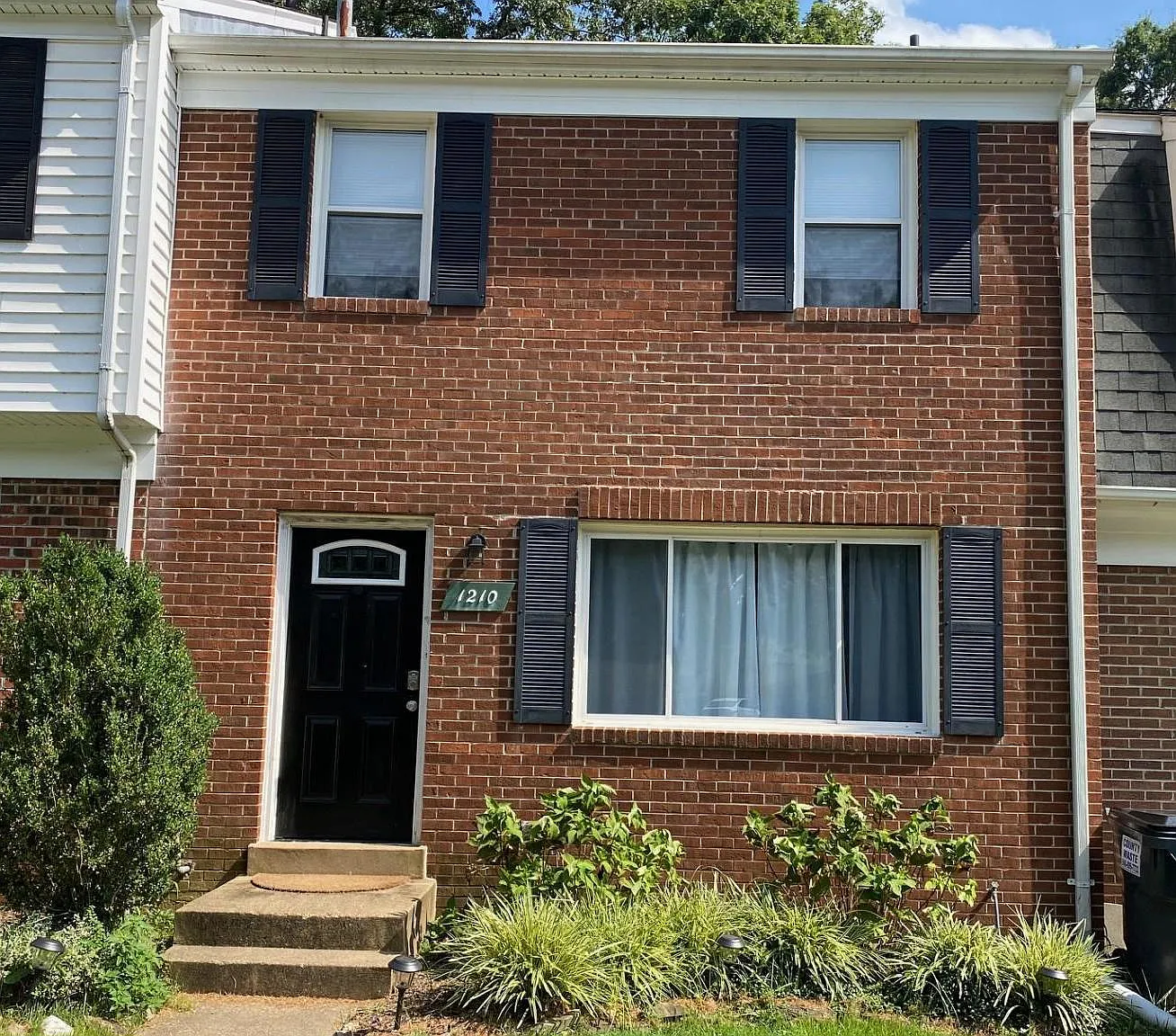 3 bed, 1.5 bath, 2040 sqft, $2,200 — Photo 1