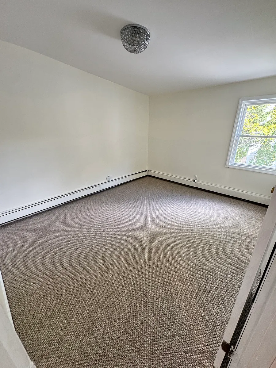 Building Photo - 8 Pequot Ave #2