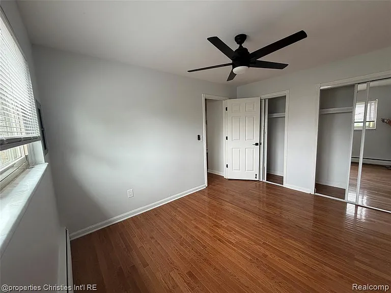 2655 E Maple Rd — Photo 10