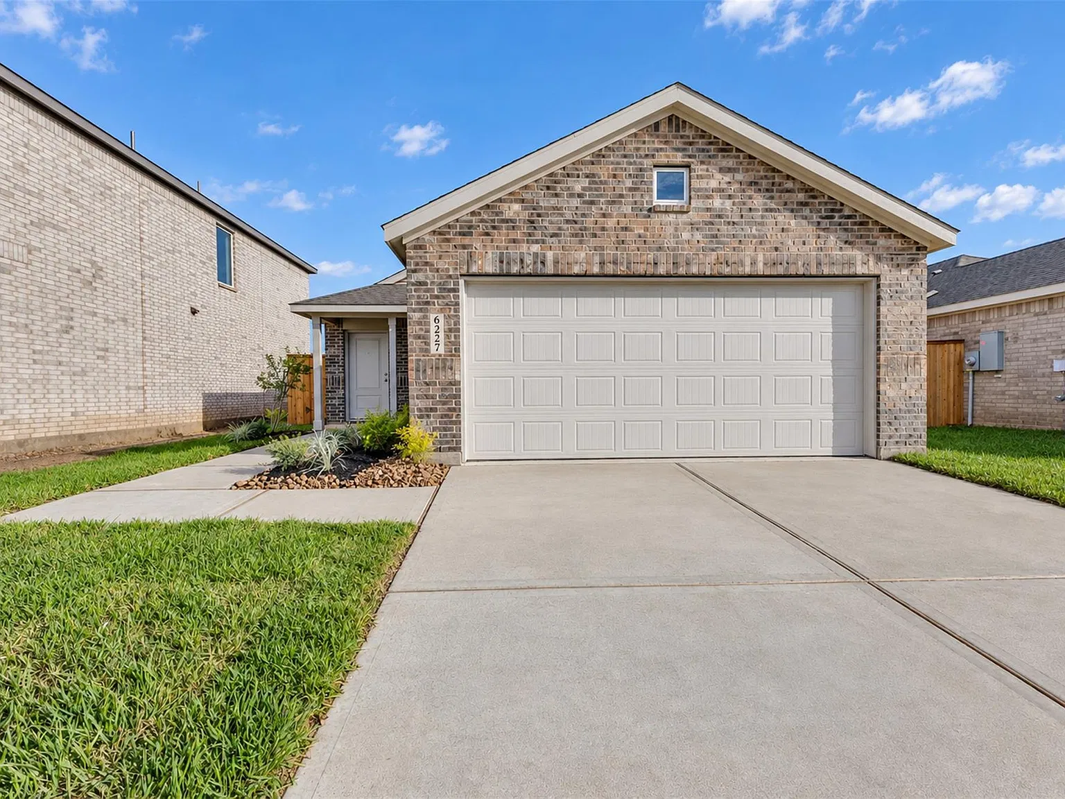 3 bed, $2,000 — Photo 1