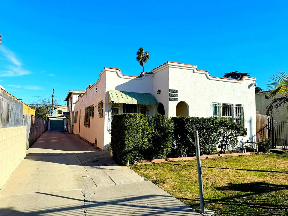 6542 S Victoria Ave