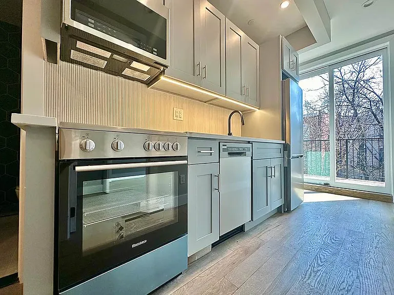 254 Melrose St #1B — Photo 5