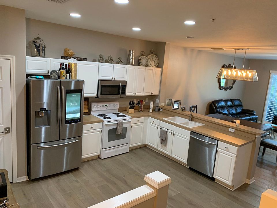 Upon entry, you are greated by this beautiful open kitchen! Feel Free to decorate to match your taste!