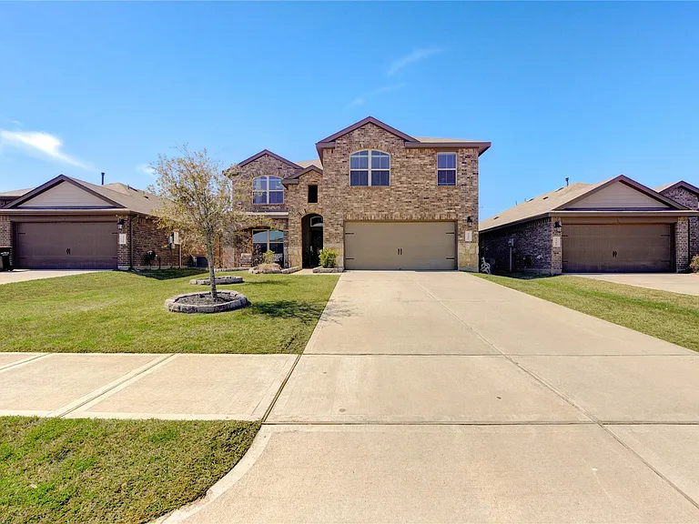 3306 Sumac Dr — Photo 2