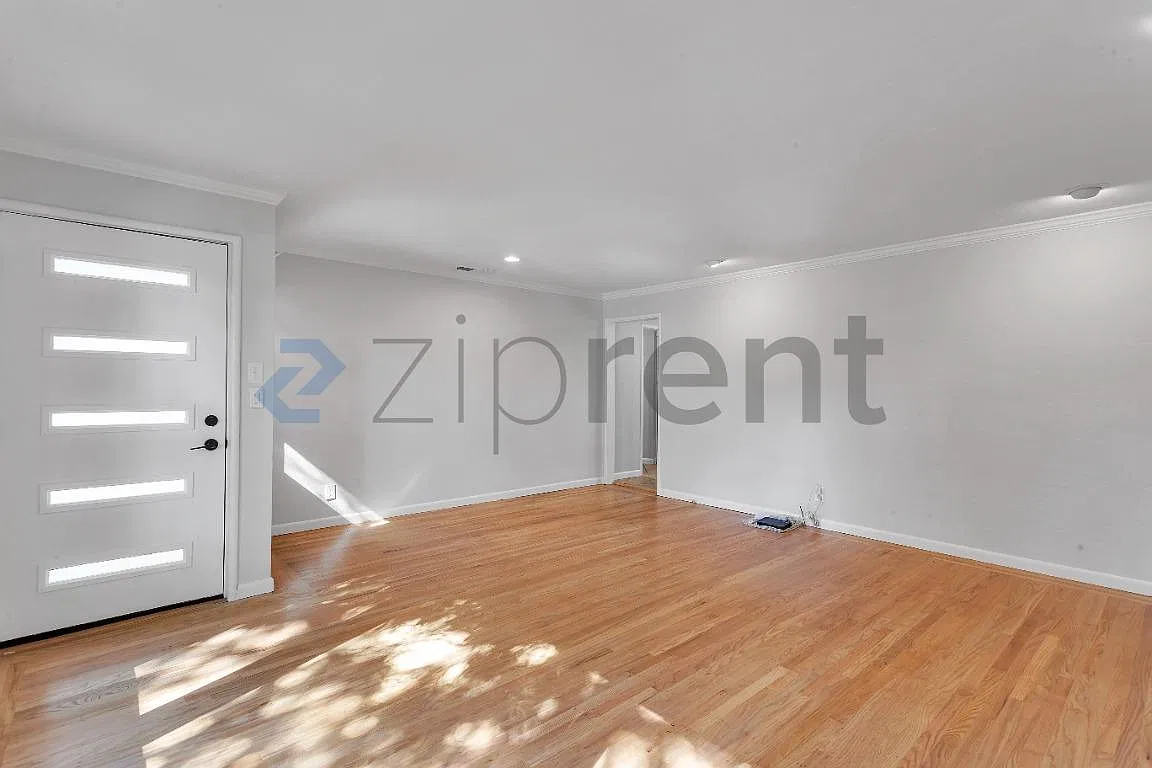 3 bed, 1095 sqft, $4,620 — Photo 4