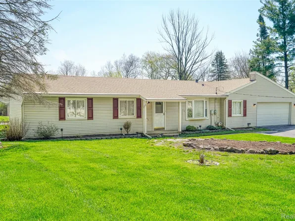 11891 Post Ln, South Lyon, MI 48178