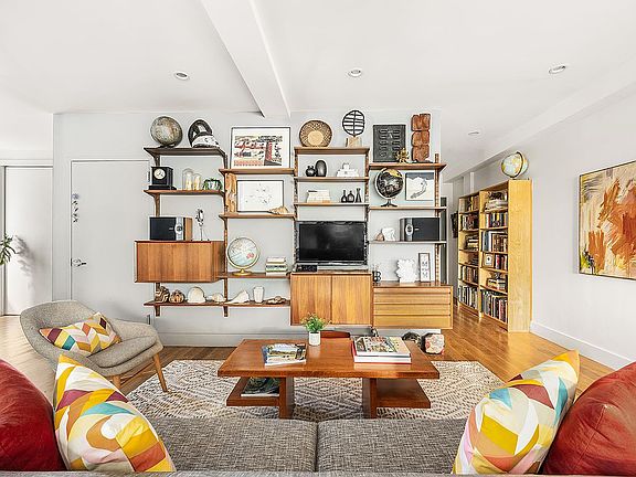 2nd image of 209 Quincy St #1R