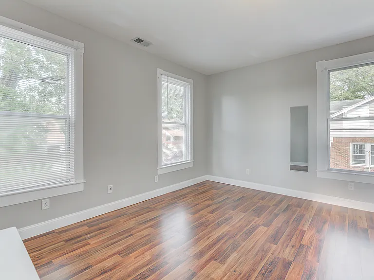217 W Collins St #B — Photo 13
