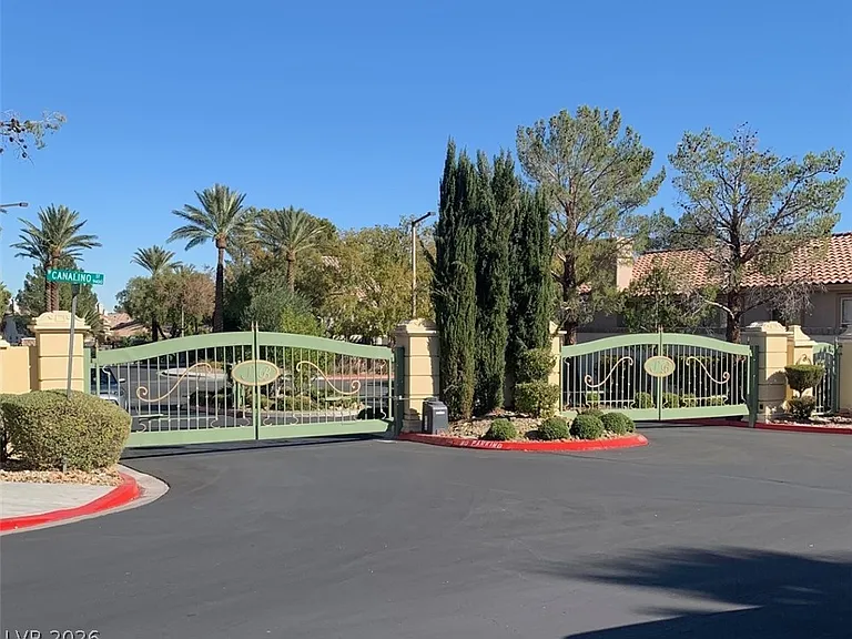 913 Toro Canyon Ln — Photo 2
