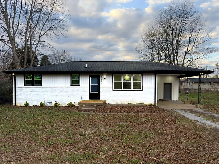 1307 Jarrett Dr — Photo 3