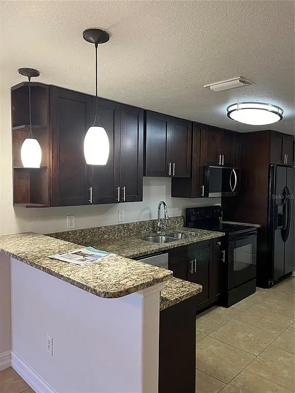 2 bed, 1.0 bath, 812 sqft, $1,200 — Photo 2