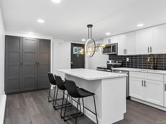 4th image of 301 Merrick Avenue