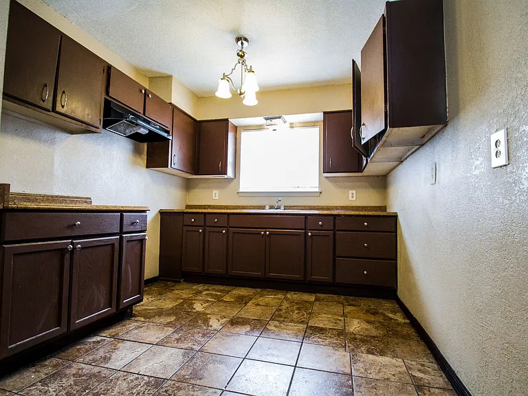 511 Jamaica Dr — Photo 9