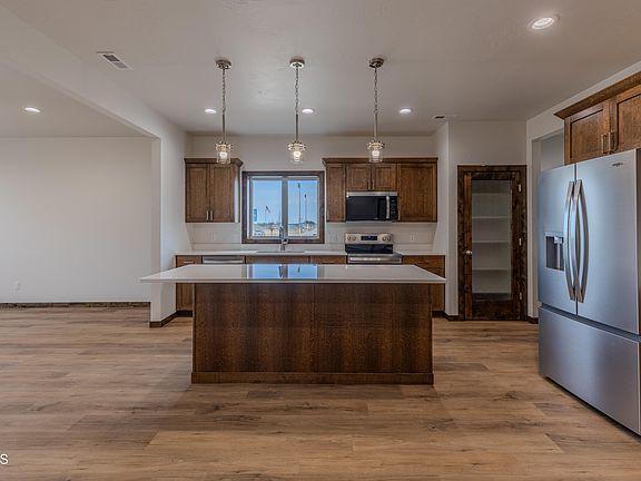 4th image of 3520 Calgary Point