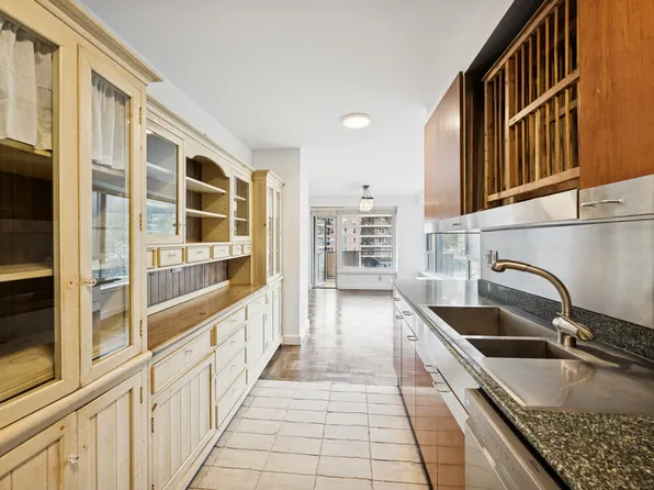 166-25 Powells Cove Boulevard image 11 of 40