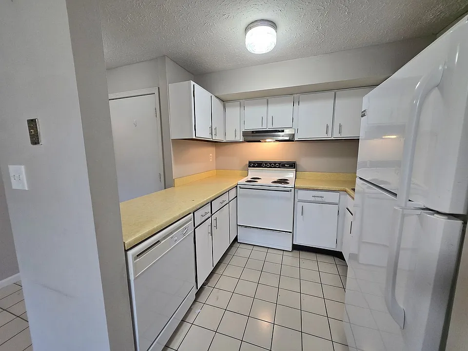 Creekwood Apartments - Farmington