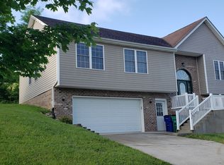 216 Mountain Breeze Dr, Blacksburg, VA 24060