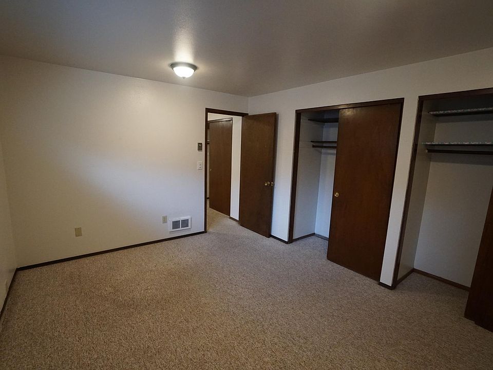 Large bedroom with 2 closets