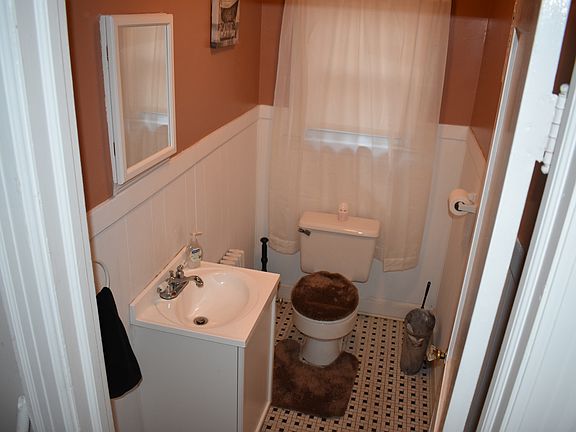 4th image of 86 Forest St